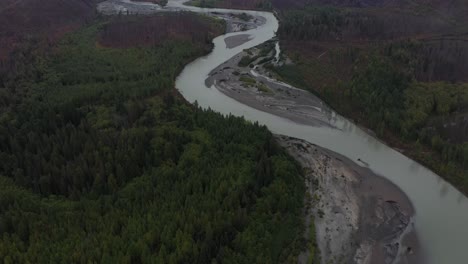 Increíble-Toma-Aérea-Reveladora-Del-Río-Elaho-En-Lo-Profundo-De-Las-Montañas-De-Columbia-Británica