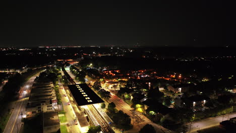 vuela sobre el vecindario urbano por la noche