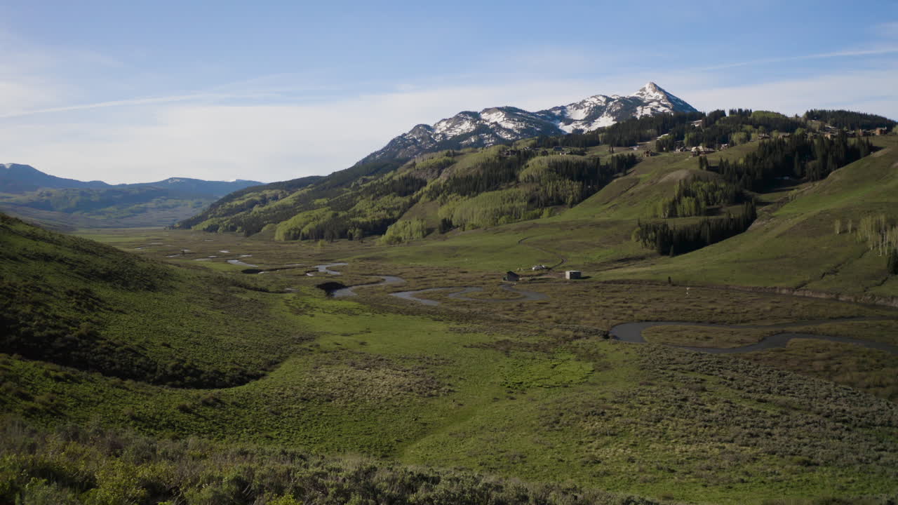 Lieve avvicinamento al fiume East Colorado e al Monte Crested Butte