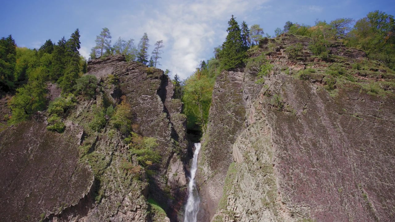 Steinlandskap og foss