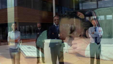 animación de un hombre caucásico durmiendo en un escritorio sobre diversos hombres de negocios sonriendo a la cámara