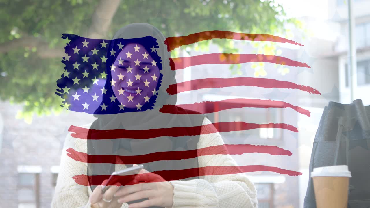 animación de la bandera estadounidense dibujada sobre una mujer de raza mixta en hijab tomando selfies con su teléfono inteligente