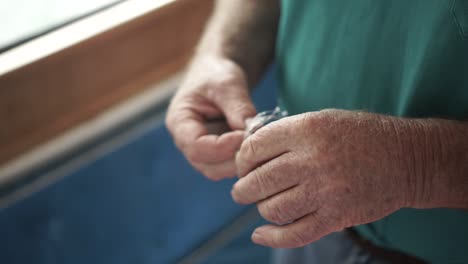cámara lenta - primer plano del hombre preparando la línea de pesca con mosca