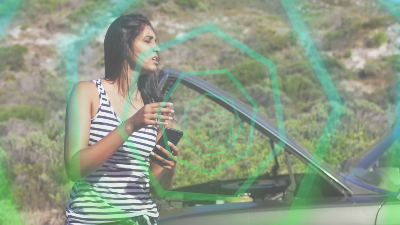 Donna che tocca il telefono e controlla il ciglio della strada, causando un anello verde che mostra il cofano aperto per la verifica dell'assistenza auto