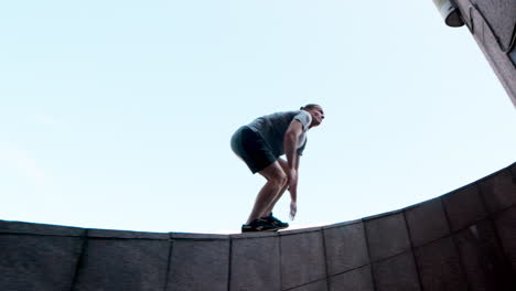 Männer-Machen-Parkour-Auf-Der-Straße