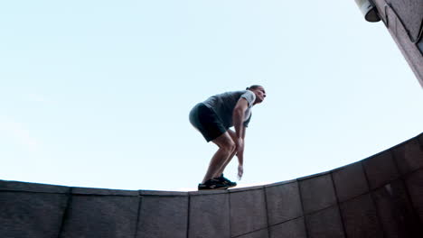hombres haciendo parkour en la calle