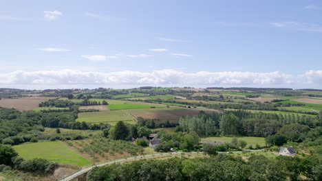 Luftaufnahme-über-Die-Ländliche-Landschaft-Der-Bretagne-In-Frankreich