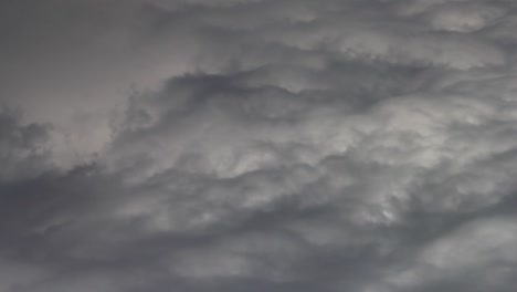 Die-Zeit-Läuft-Zurück,-Während-Sich-Die-Gewitterwolken-Zusammenbrauen