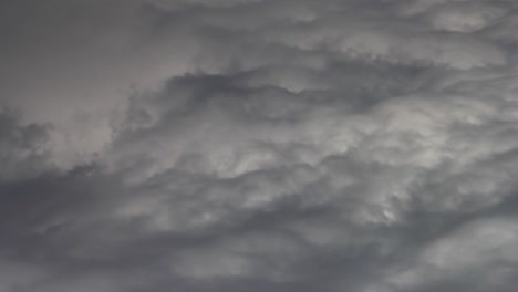 el tiempo retrocede mientras las nubes de tormenta se vuelven