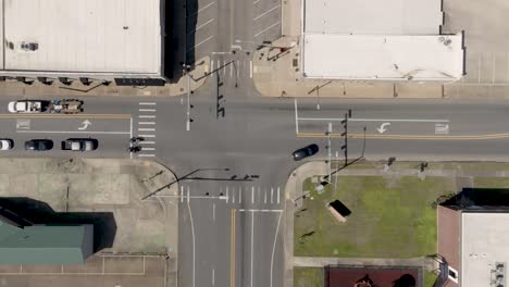 Hope,-Arkansas-downtown-intersection-with-traffic-and-drone-video-looking-down-with-stable-shot