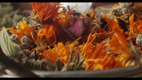 zoom de primer plano de las flores secas comestibles