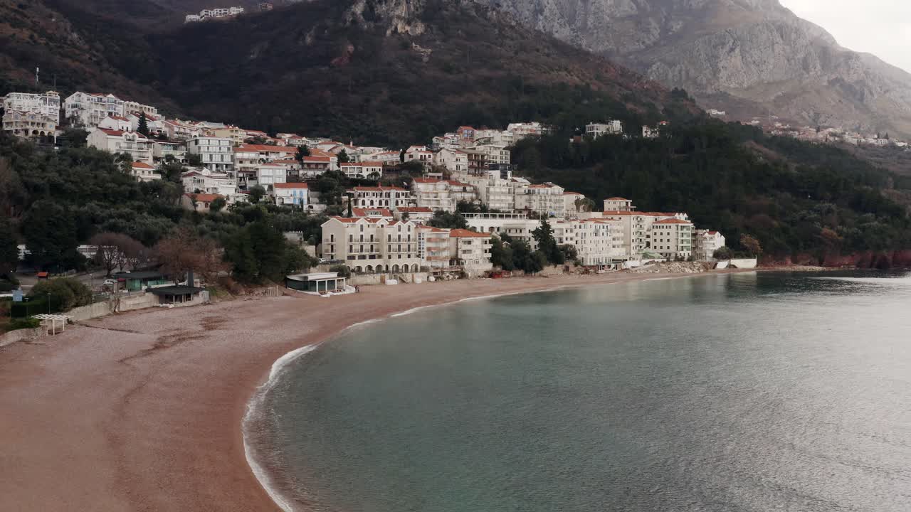 antena - villa milocer, junto al resort de lujo sveti stefan, montenegro, camión a la derecha