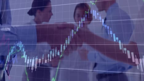 animación del procesamiento de datos financieros sobre empresarios caucásicos que se dan la mano