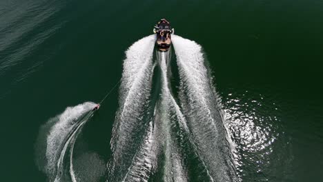 remolcador de botes a motor y jinete de wakeboard en el lago defuniak, defuniak springs, florida