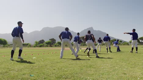 Jugadores-De-Béisbol-Entrenando-Antes-De-Jugar