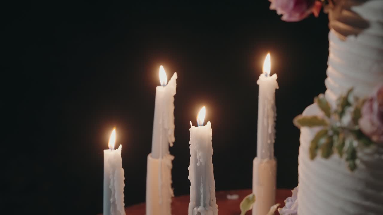 cálidas velas parpadeantes que iluminan un elegante pastel de noche