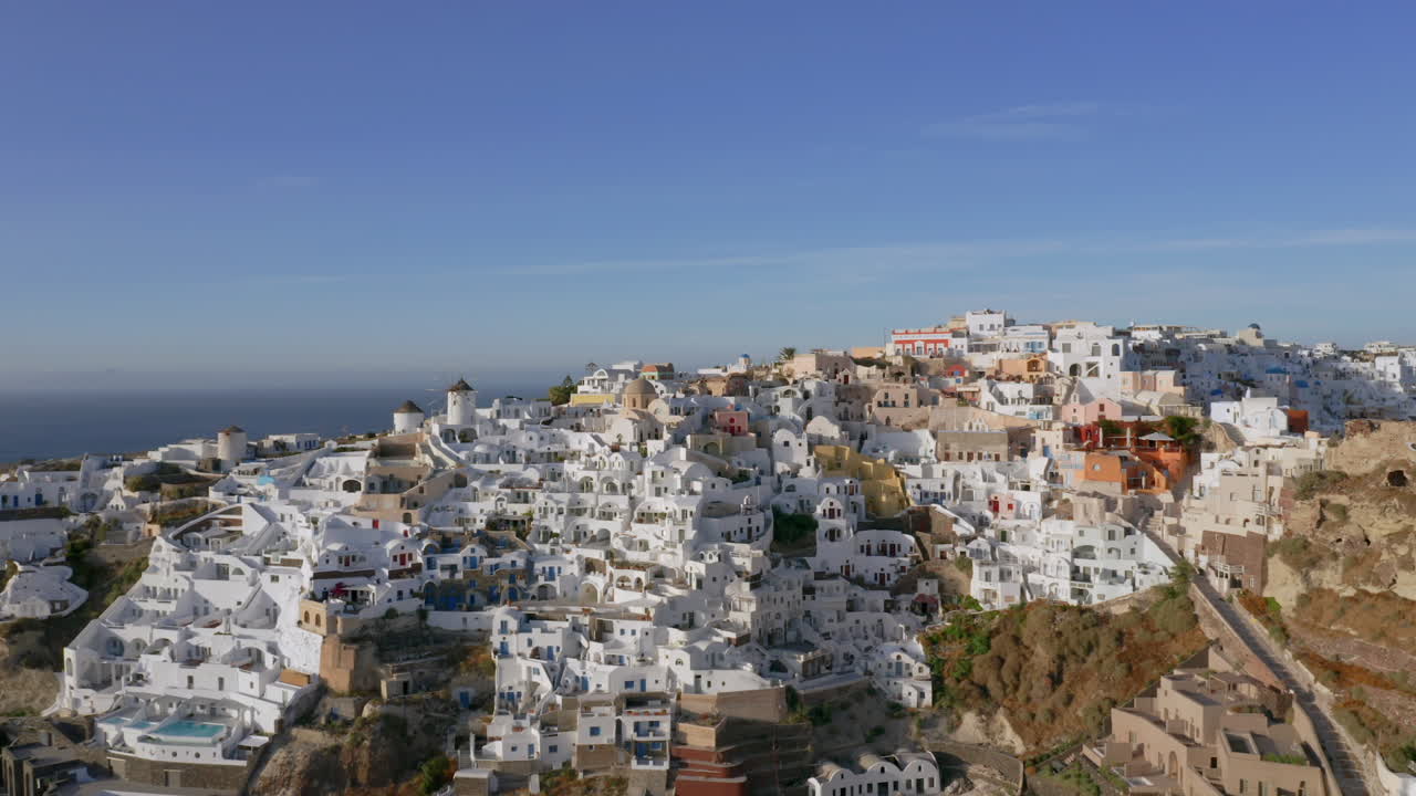 disparo de dron que se dirigía directamente a oia en santorini, grecia durante la puesta de sol, 4k prores