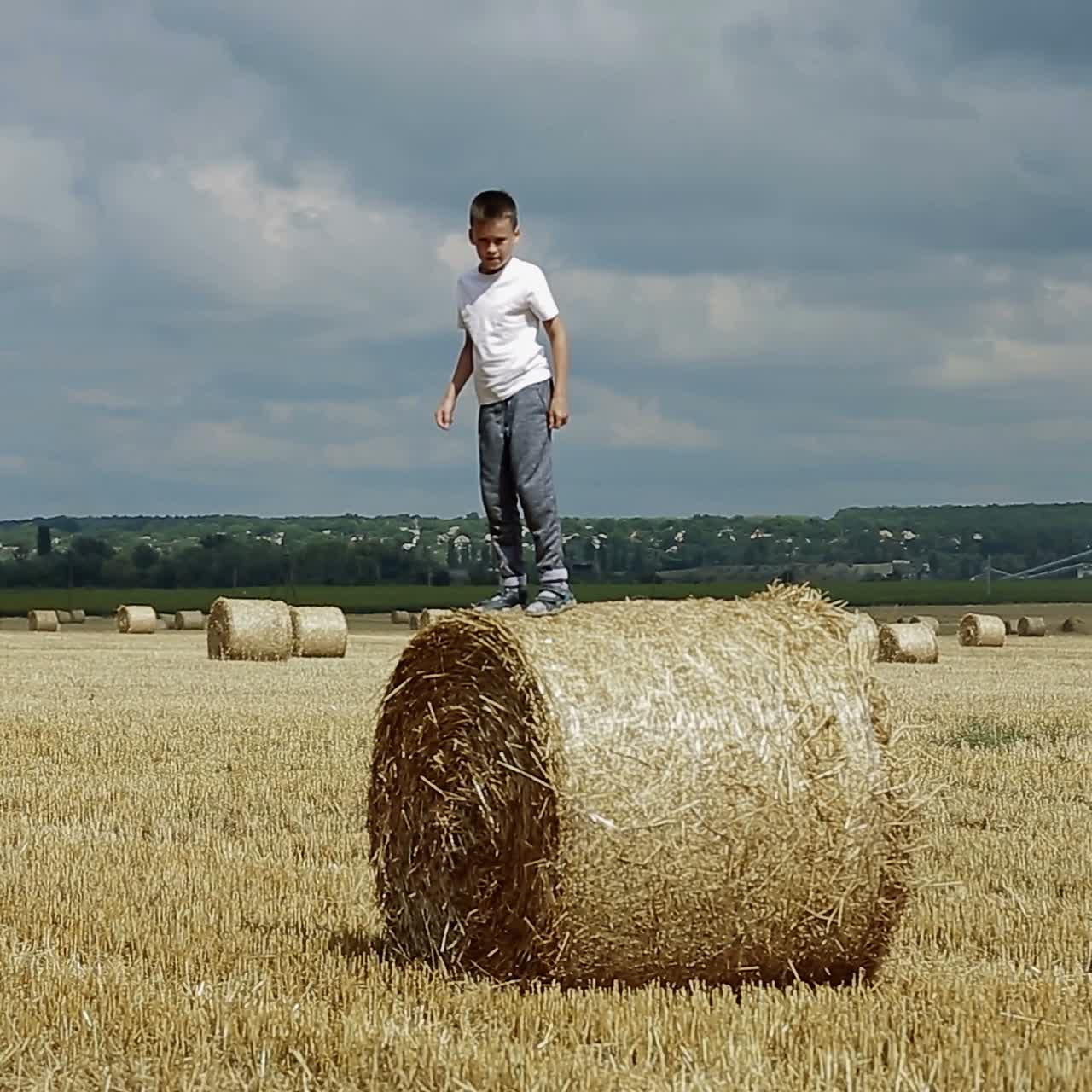 счастливый ребенок в поле