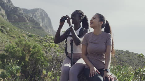 dos mujeres caminando y disfrutando de la vista de la montaña