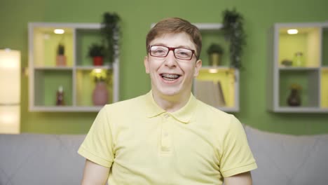 retrato en primer plano de un joven alegre.