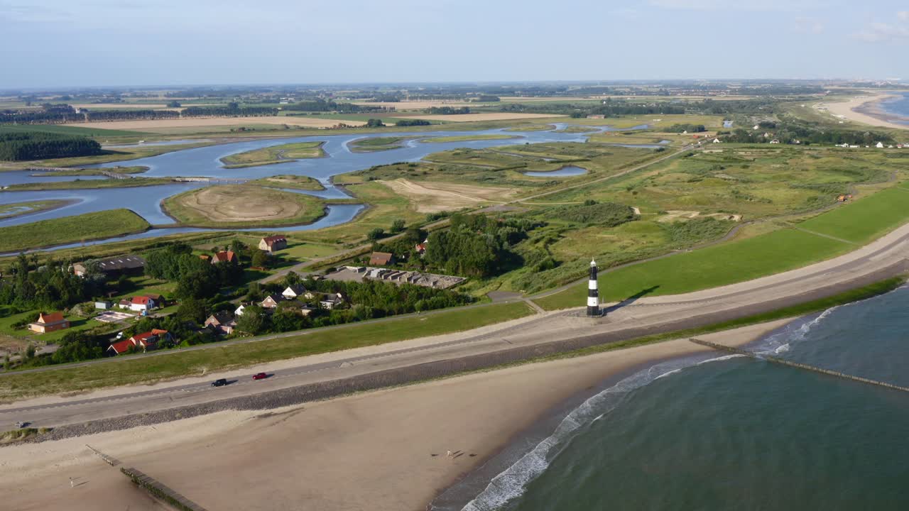 네덜란드 zeeland 지방의 자연 지역 및 레크리에이션 공원인 waterdunes의 파노라마와 함께 해안에 위치한 등대에 대한 공중 해변 접근