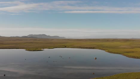 Islandia-Hermoso-Paisaje-Con-Lago