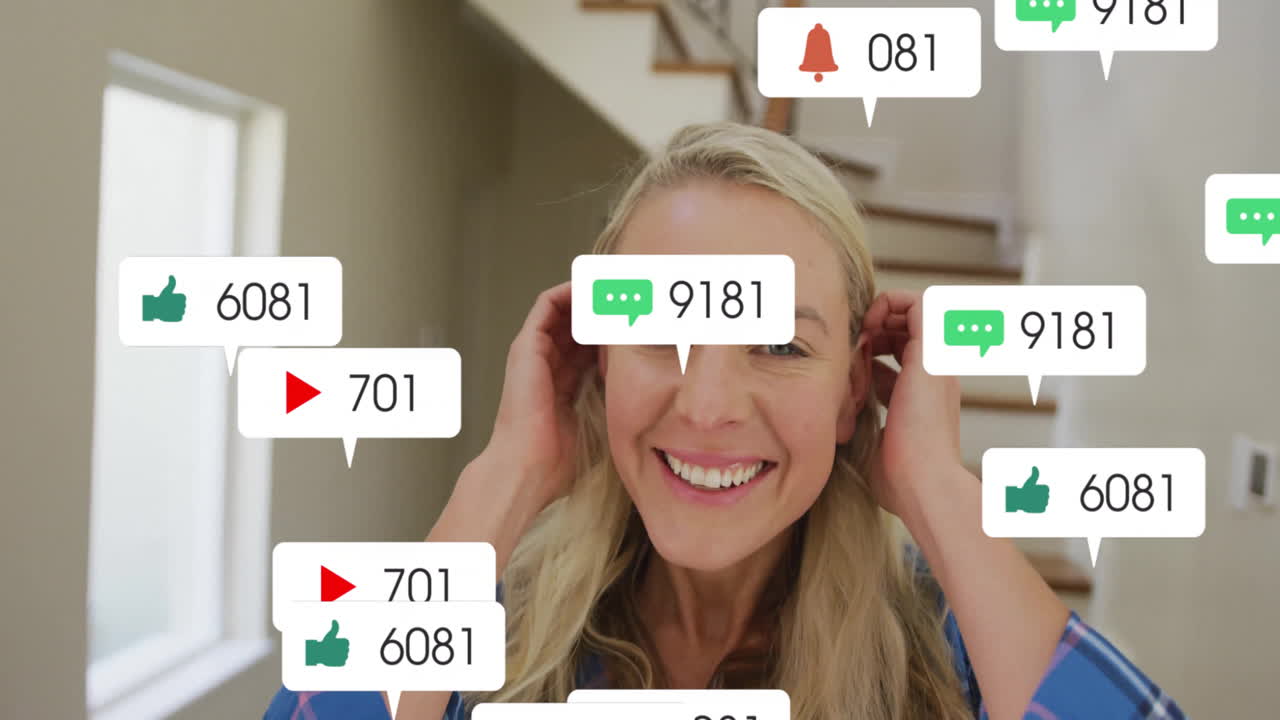 animación de números cambiantes, icono en las barras de notificación en primer plano de una mujer caucásica sonriente