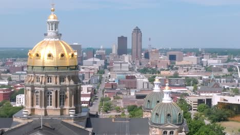 Iowa-state-capitol-building-in-Des-Moines,-Iowa-with-drone-video-moving-left-to-right-close-up-parallax-with-Des-Moines-skyline