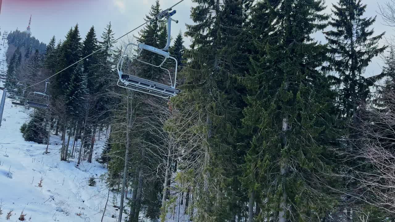 Una seggiovia attraversa gli alberi nei Carpazi, Bulgaria, in inverno