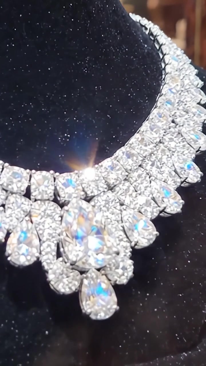 Udsøgt diamantsmykkesæt udstillet: En fremvisning af elegance og gnist med indviklet design, der fremhæver juvelernes skønhed og prydende ynde
