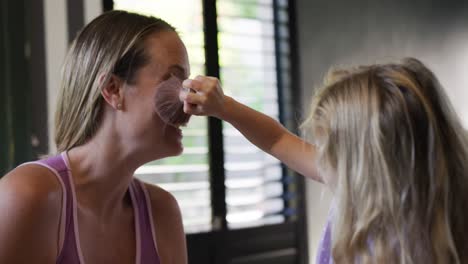 hija inventando a su madre
