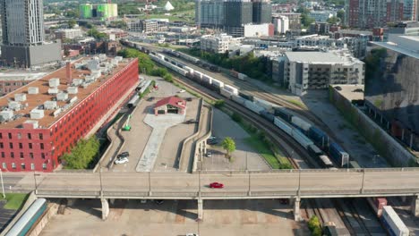 el tren se acerca a union station en nashville, tennessee, ee.uu.