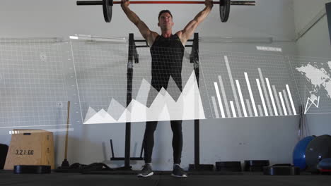 animación de procesamiento de datos y diagramas sobre hombre caucásico levantando barra de peso en el gimnasio