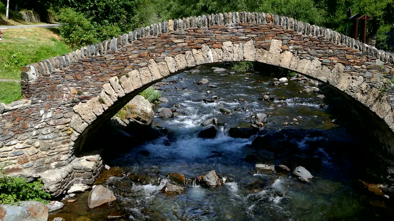 로마닉 양식의 작은 돌 다리의 전면 전망.