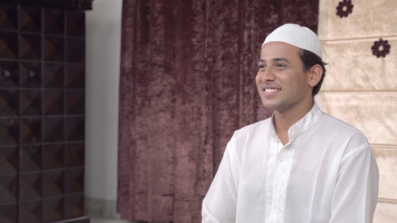 행복 한 인도인 무슬림 남자 가  ⁇  옷 을 입고 웃고 있다