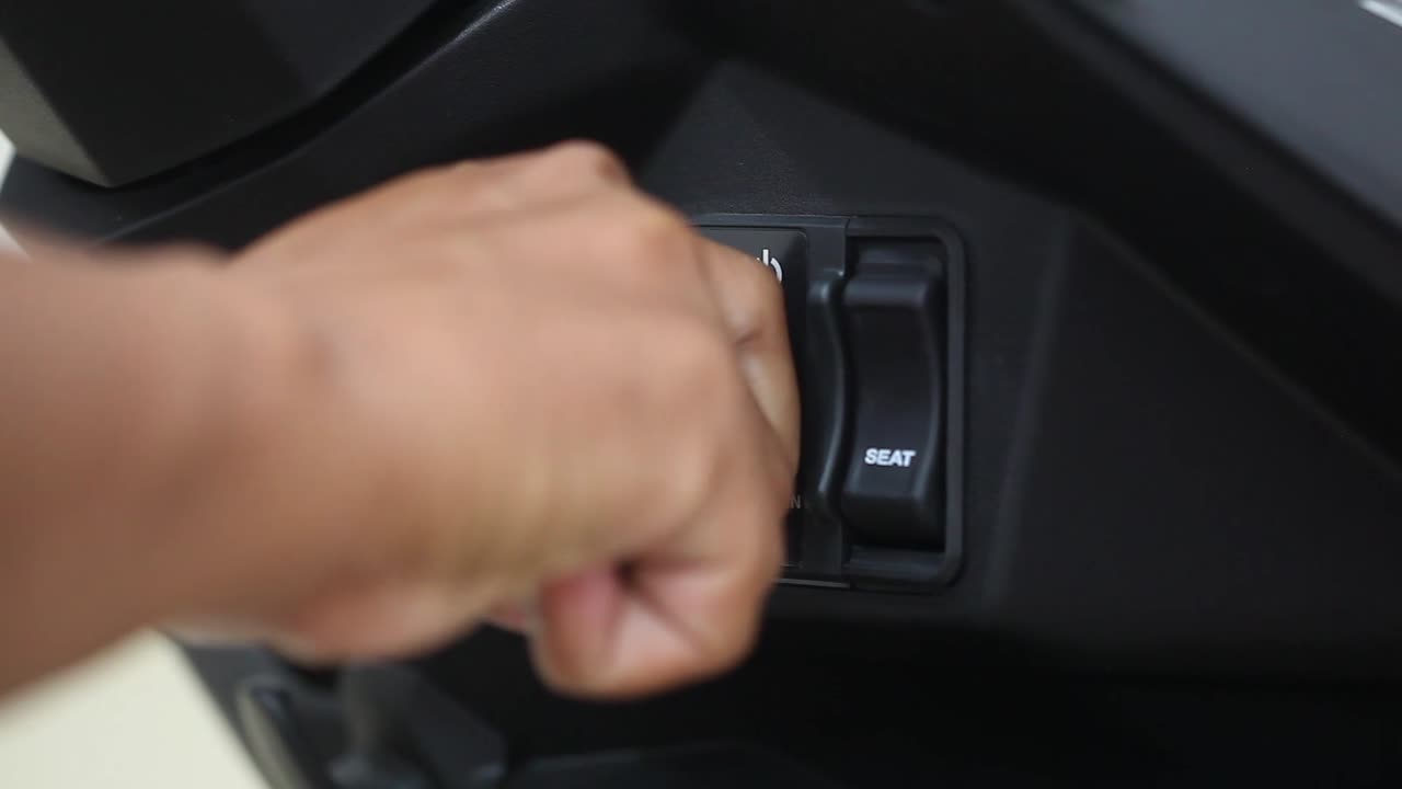 남자 손으로 오토바이 엔진 시동 키 삽입