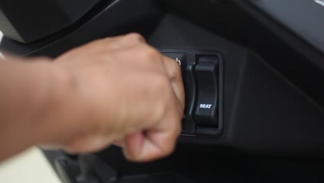 mano de hombre insertando la llave para arrancar el motor de la motocicleta