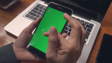 mujer de negocios busca información en sitios web de internet