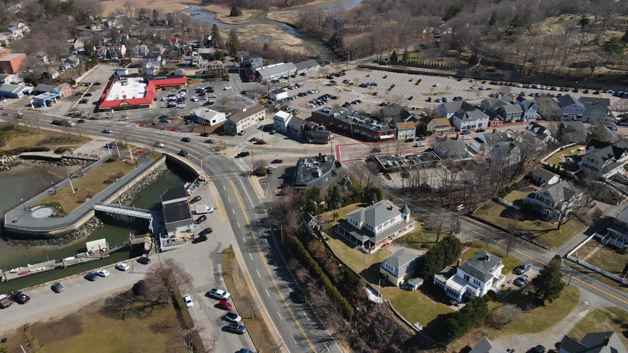 Panoramica veloce con drone da destra a sinistra del lungomare di Hingham Harbor