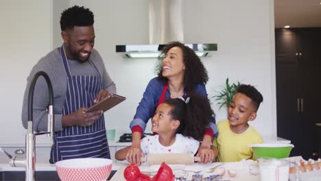 Glückliche-Afroamerikanische-Familie,-Die-Gemeinsam-In-Der-Küche-Backt