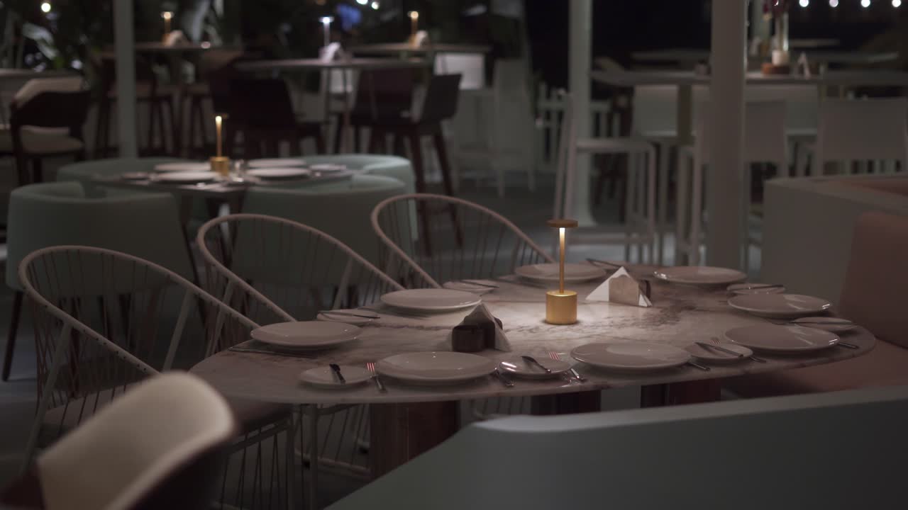 레스토랑에서 세련되고 가운 식탁의 앞면,, 클로즈업
