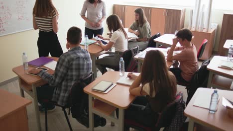 alumnos en clase en la escuela haciendo tareas matemáticas en la pizarra