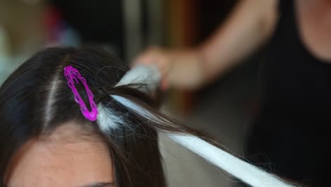 proceso de coloración y peinado del cabello