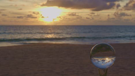 hermoso amanecer sobre el mar dentro de la bola de cristal.