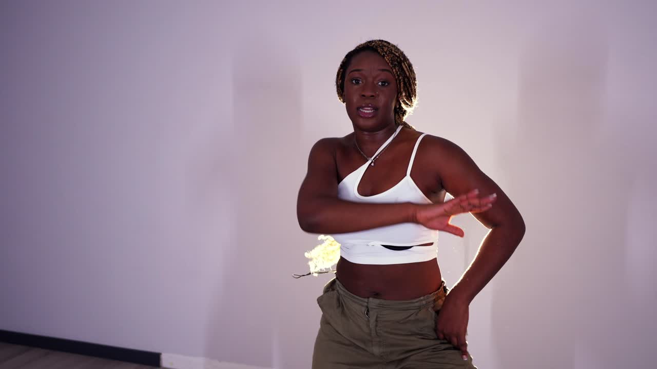 Femme danse en studio