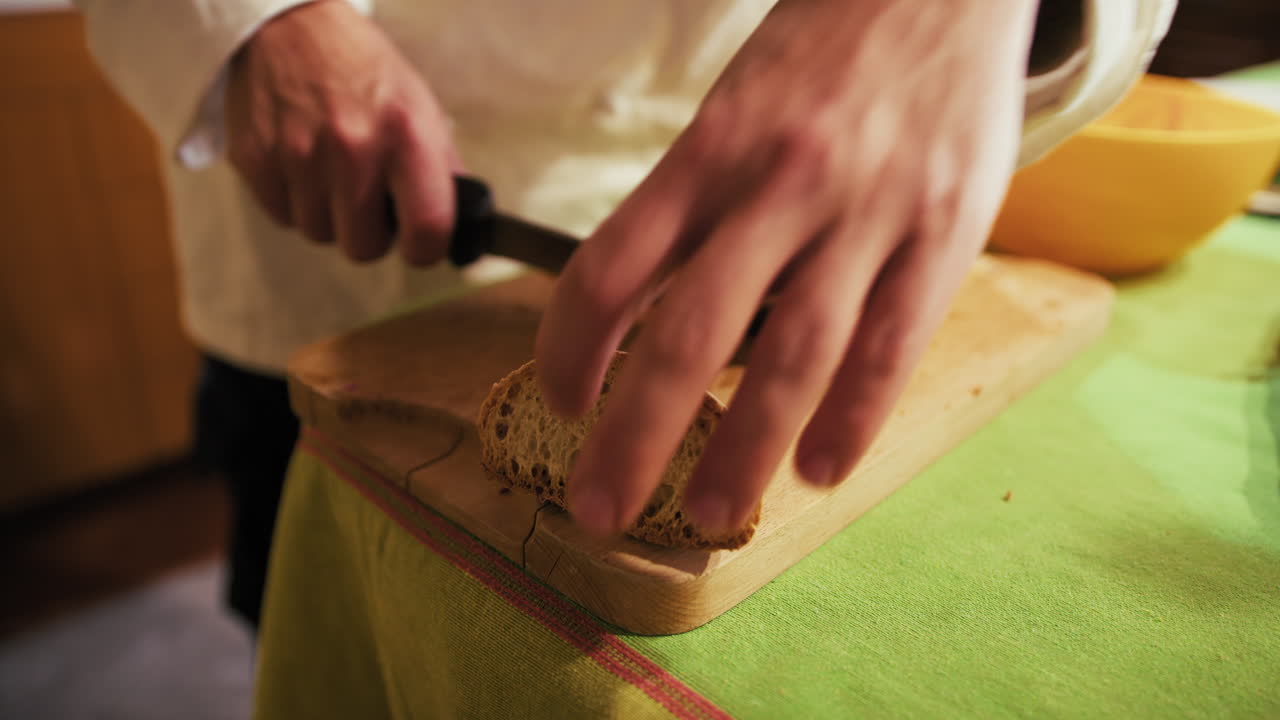 chef cortando el pan