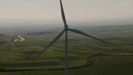 Aspas-Giratorias-Del-Generador-De-Turbinas-Eólicas-Sobre-Los-Campos-De-Gori-En-Georgia