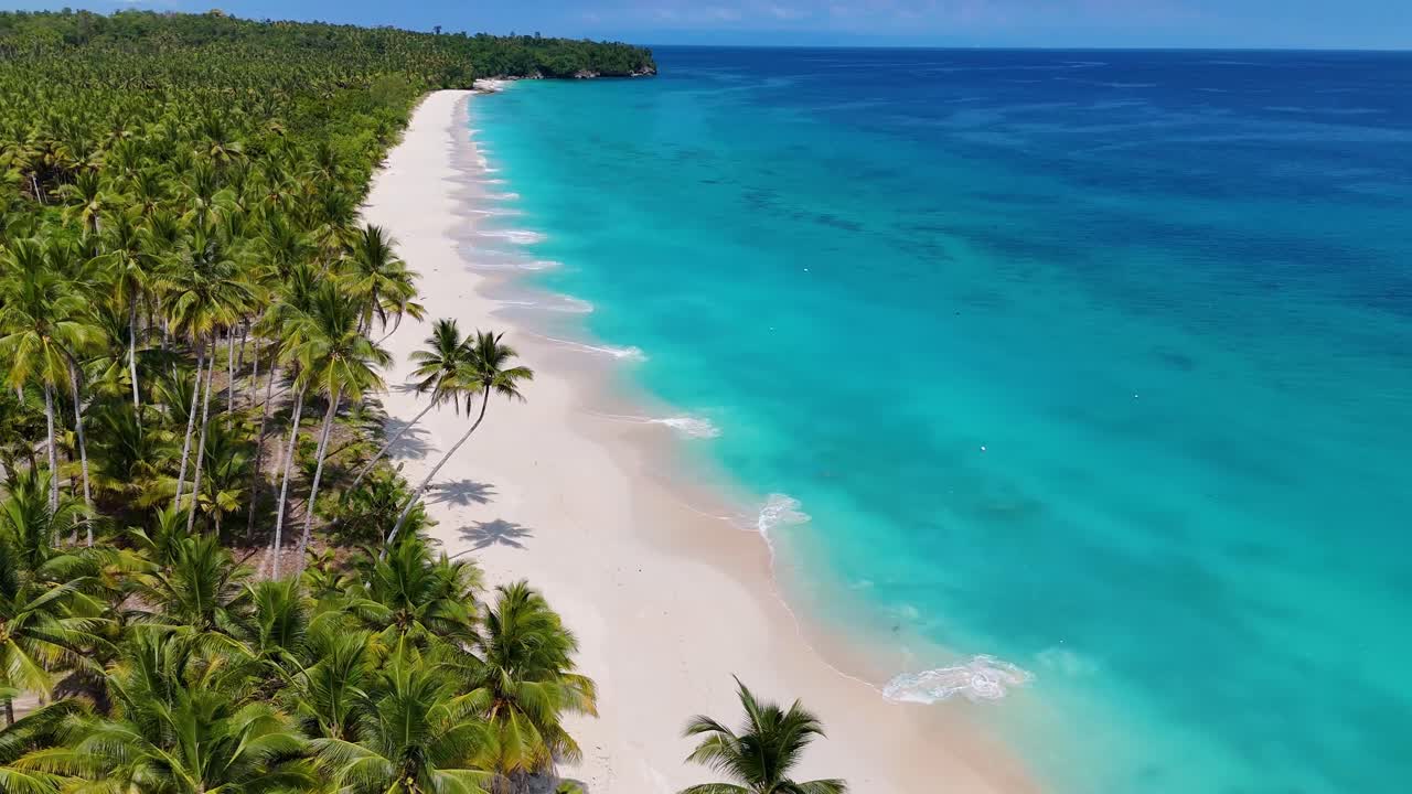 Video drone 4K quay bãi biển Mandel, một bãi biển cát trắng tuyệt đẹp ở Quần đảo Banggai thuộc Sulawesi, Indonesia. Bạn có thể thấy đại dương xanh biếc cuộn sóng vào bờ cát trắng.