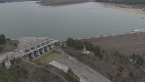 Toma-De-Drone-De-Una-Presa-Y-Parte-De-Un-Río.