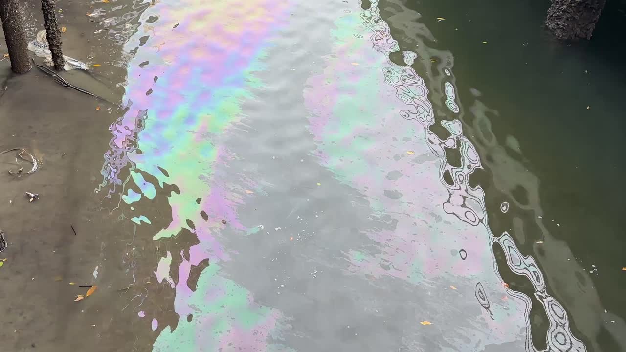 水質汚染による油流出　環境災害　海洋汚染　産業廃棄物の除去